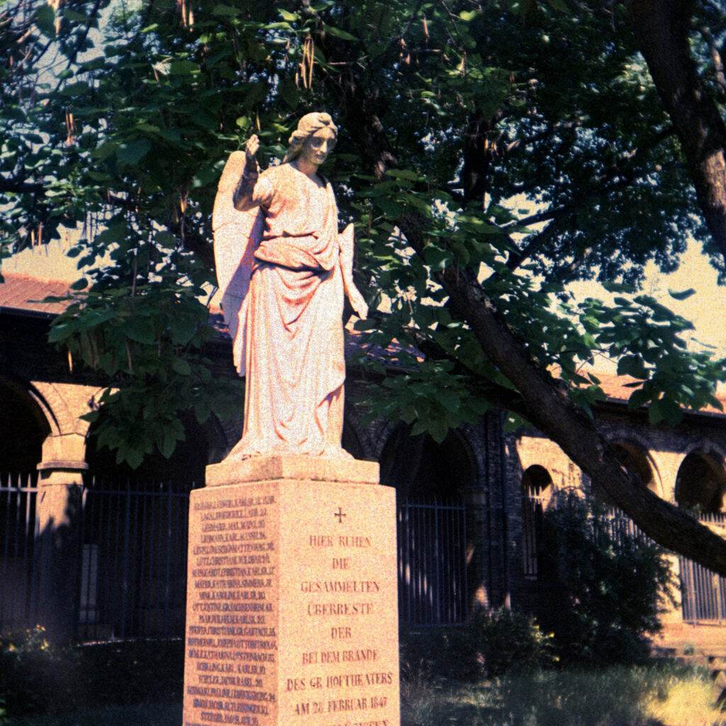 Figur auf dem alten Friedhof in Karlsruhe - Braun Paxina - Agfachrome RSX II 100