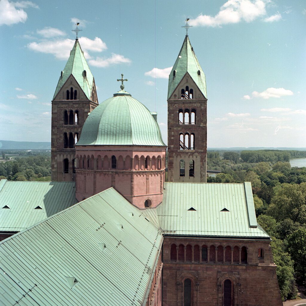 Der Kaiserdom in Speyer - Blick über das Dach, im Hintergrund der Rhein - Seagull 4A - Kodak Portra