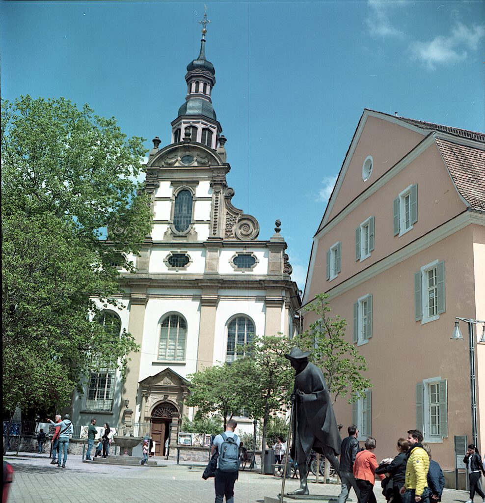 Speyer - Der Pilger vor der Dreifaltigkeitskirche - Seagull 4A - Kodak Portra